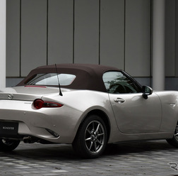 マツダ ロードスター 特別仕様車「Brown Top(ブラウントップ)」