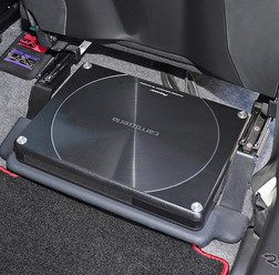 「小型・薄型のパワードサブウーファー」を搭載したオーディオカーの一例（製作ショップ：ガレージショウエイ＜高知県＞）。