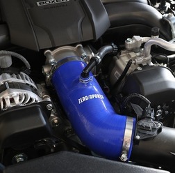 吸入効率を向上、スバル・ブルーでエンジンルームをドレスアップ! ゼロスポーツからBRZ(ZD8)/GR86(ZN8)用エアインテークホースが新発売