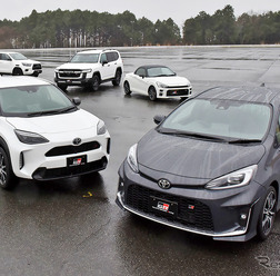 ヤリスクロス GR SPORT(左前)とアクア GR SPORT(右前)を比較試乗