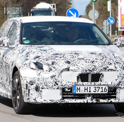 2024年に登場するBMW 1シリーズ 次期型のプロトタイプ(スクープ写真)