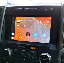 「純正CarPlayシステム」に「車載用Android端末(VISIT)を接続したときの様子。