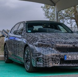 BMW i5 の「M60 xDrive」のプロトタイプ