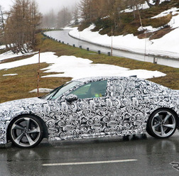 アウディ RS7 次期型と思われるプロトタイプ車両（スクープ写真）