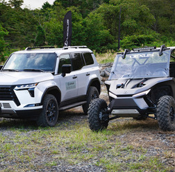 レクサス GX 新型(左)と水素バギーのROVコンセプト(右)