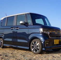 第2世代 ホンダ N-BOXカスタムのフロントビュー。