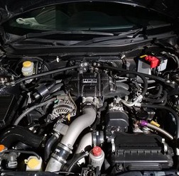 ドライカーボンがエンジンルームをレーシーかつ華やかに彩る！ HKSから86/BRZ（ZN6/ZC6）用「CARBON ENGINE COVER」「CARBON FUSE BOX COVER」が新発売