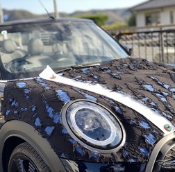 風が流れる方向に切り裂かれていく様を表現したシルバーデニム素材