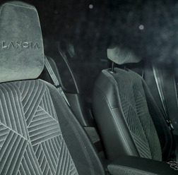 ランチア イプシロン 新型のプロトタイプを初スクープ!シートには「LANCIA」の文字が見える