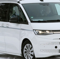 VW カリフォルニアの市販プロトタイプ。フェンダーに充電ポートが見える(スクープ写真)