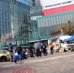 2023年11月に開催された『まいど大阪 秋の車音祭』の会場風景。