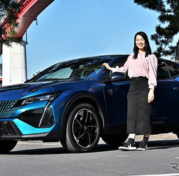 プジョー 408 PHEV