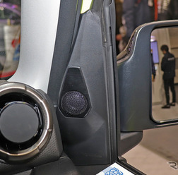 市販スピーカー（ツイーター）の取り付け例（カロッツェリア・デモカー）。