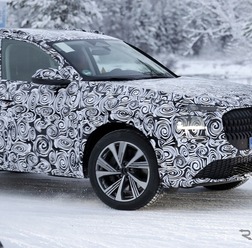 アウディ Q7 次期型と見られるプロトタイプ車両（スクープ写真）