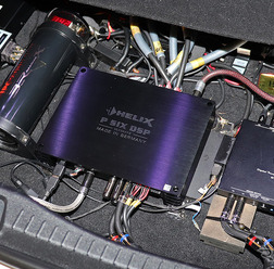 「パワーアンプ内蔵DSP」が搭載されたオーディオカーの一例(製作ショップ:アミューズ<広島県>)。