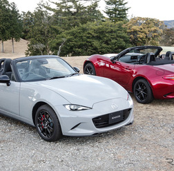 マツダ ロードスター RS(左)とSスペシャルパッケージ(右)