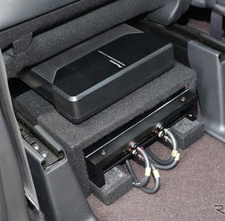 「小型・薄型のパワードサブウーファー」の設置例（製作ショップ：Kサウンド＜広島県＞）。