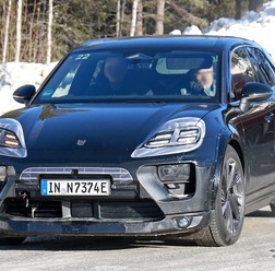 ポルシェ『マカンEV』の姿をしたアウディ 『Q8 e-tron』次期型プロトタイプと思われる車両（スクープ写真）