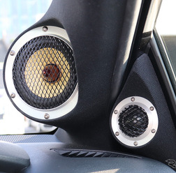 超ハイエンドスピーカーが取り付けられたオーディオカーの一例（製作ショップ：ジパング＜鳥取県＞）。