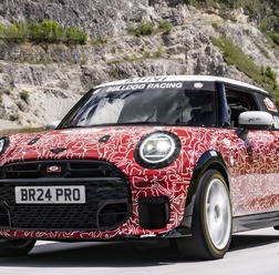 MINI ハッチバック 新型の「JCW」のプロトタイプ