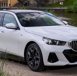 BMW 5シリーズ・ツーリング 新型のPHEV「530e」