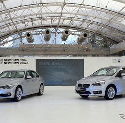 BMW 330e（左）と225xeアクティブツアラー(右)
