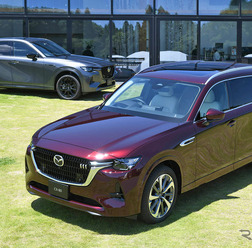 マツダ CX-80（手前）とCX-60（奥）