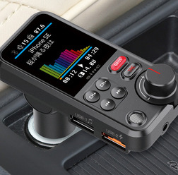 Bluetoothに対応した「FMトランスミッター」の一例(セイワ・BTF110)。