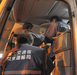 スキーバス転落事故を受けて実施されている貸切バスへの立ち入り監査(21日・西新宿)