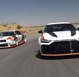 アウディRS 6アバントGT(右)と1989年のIMSA GTOレースで活躍したアウディ90クワトロ