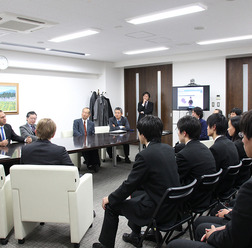 広尾学園医進・サイエンスコースの生徒にクーパーマン教授との対談機会が設けられた