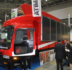 トミタが4tトラックを改造して製作した「ステージマシン」