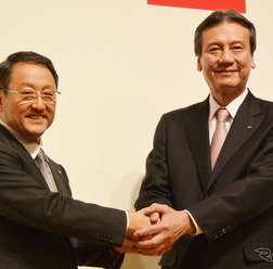共同会見で握手をするトヨタ豊田章夫社長とダイハツ三井正則社長