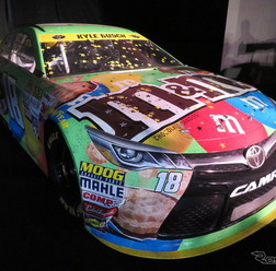 会場に展示されていたNASCARの「トヨタ・カムリ」(#18は昨年の王者カイル・ブッシュ)。