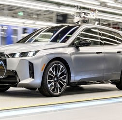 BMW『iX』改良新型の生産をドイツ・ディンゴルフィング工場で開始