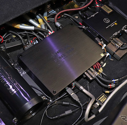 「パワーアンプ内蔵DSP」が搭載されたオーディオカーの一例(製作ショップ:アミューズ<広島県>)。