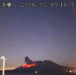 噴火レベル3に引き上げられた桜島昭和火口の噴火の様子(5日)