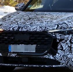 アウディQ5の皮を被ったポルシェ マカン 次期型内燃機関仕様のプロトタイプ