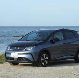 BYD ドルフィン ロングレンジのフロントビュー。標準型がモノカラー外装色であるのに対してこちらは2トーンカラー塗装。