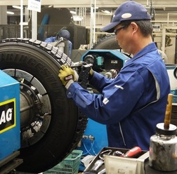 トレッドの貼り替え作業