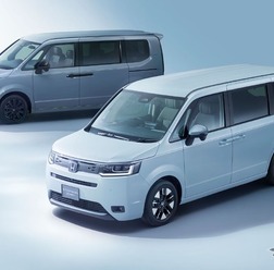 ホンダ ステップワゴン e:HEV SPADA PREMIUM LINE BLACK EDITION(左)とAIR EX(右)