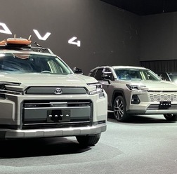 トヨタ RAV4 新型、向かって左からWoodland(Adventureの北米仕様)CORE、GR SPORT