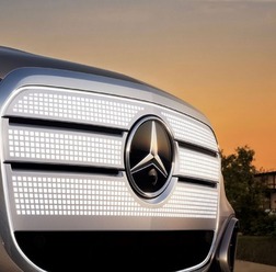 メルセデスベンツ GLC 新型から採用される光る「アイコニックグリル」