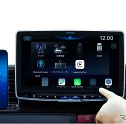 「Apple CarPlay」と「Android Auto」に対応した市販ディスプレイオーディオの一例(アルパイン・DAF11Z)。