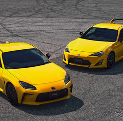トヨタ GR86 RZ “イエローリミテッド”(左)と先代86 GT イエローリミテッド(右)