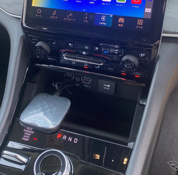 「車載用Android端末」の一例（Smart・T-box）。