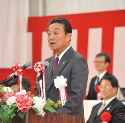 周辺住民の協力や関係者への謝辞を述べる中日本高速・宮池克人社長(13日・愛知県岡崎市)