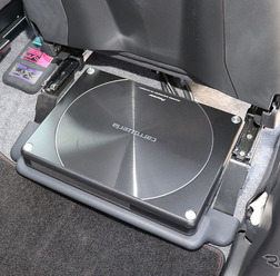 「小型・薄型のパワードサブウーファー」の取り付け例。
