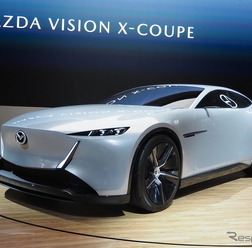 マツダ・ビジョン・クロスクーペ(ジャパンモビリティショー2025)。フェンダーのマークは映り込み