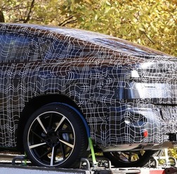 BMW iX4 市販型のプロトタイプ